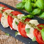 Sałatka caprese z pesto – letni przepis z pomidorami i mozzarellą