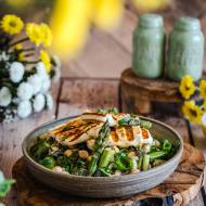 Sałatka z halloumi, szparagami i ciecierzycą