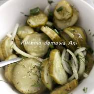 Surówka z ogórków małosolnych