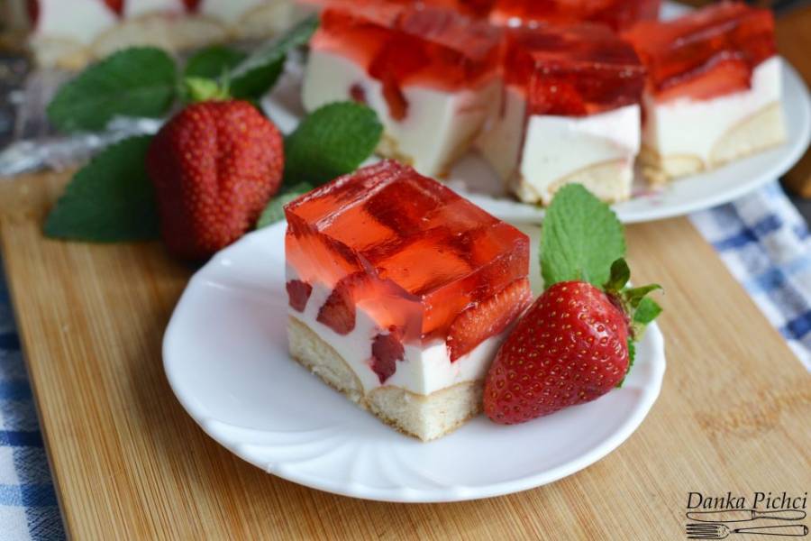 Jogurtowiec truskawkowy bez pieczenia