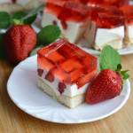 Jogurtowiec truskawkowy bez pieczenia