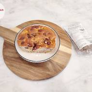 Ciasto owsiane z bananem, morelami i migdałami w cynamonie i cukrze