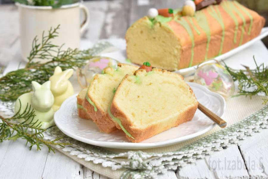 Wielkanocne ciasto z białek z cytrynową nutą
