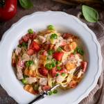 Spaghetti z tuńczykiem, pomidorem i boczkiem