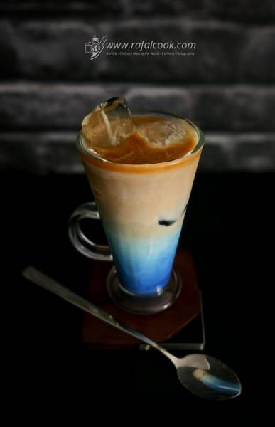 Blue Matcha Latte z espresso – magia smaku i koloru w jednej szklance