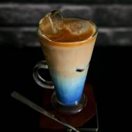 Blue Matcha Latte z espresso – magia smaku i koloru w jednej szklance