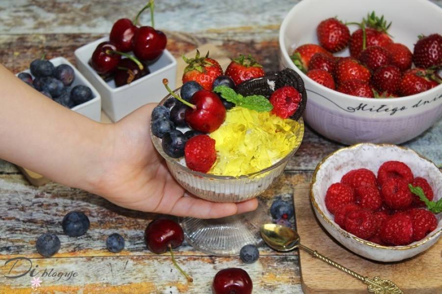 Deser Oreo z serkiem mascarpone, galaretką i owocami