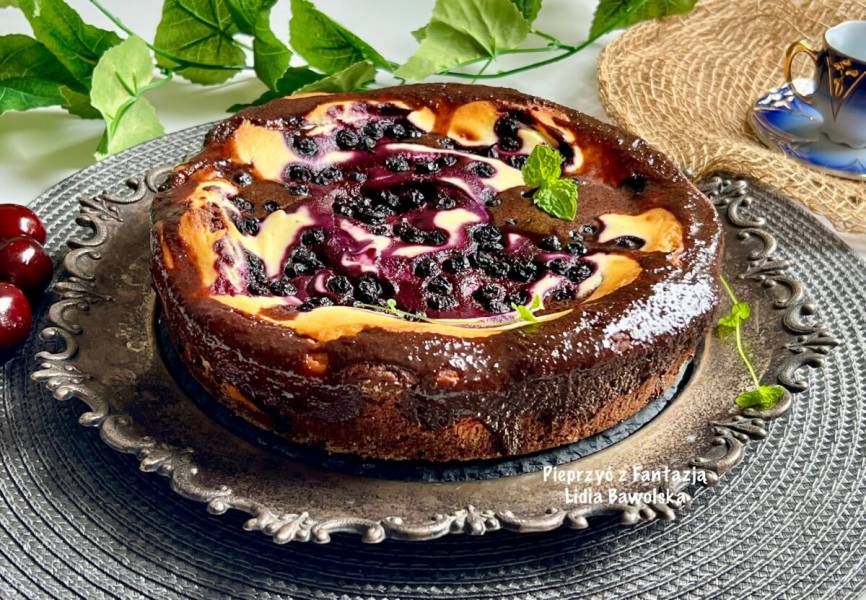 Sernik z jagodami na kakaowym spodzie – letni klasyk z nutą retro