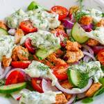 Sałatka z kurczakiem i sosem tzatziki