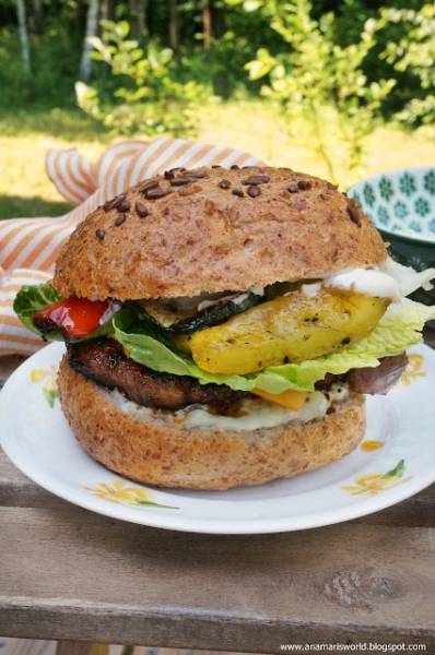Burger z karkówką i grillowanymi warzywami