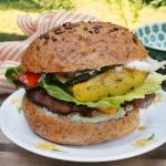 Burger z karkówką i grillowanymi warzywami