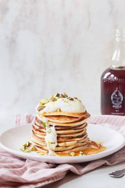 Pancakes, truskawki i syrop klonowy – śniadanie idealne
