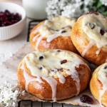 Drożdżówki z serem i żurawiną