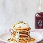 Pancakes, truskawki i syrop klonowy – śniadanie idealne