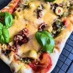 Pinsa z pomidorami, oliwkami i pesto