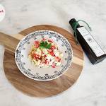 Sałatka ziemniaczana z mozzarellą light, papryką czerwoną, pomidorkami, ogórkiem kiszonym, marchewką, pietruszką i olejem konopn