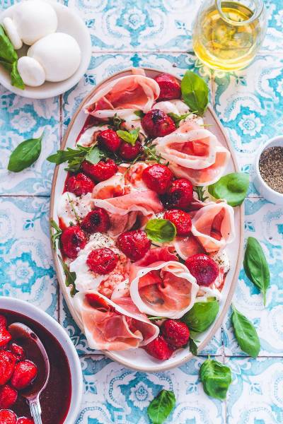 Letnia kolacja idealna – pieczone truskawki, burrata i serrano