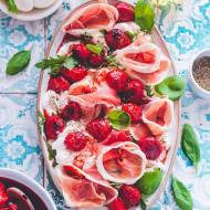 Letnia kolacja idealna – pieczone truskawki, burrata i serrano
