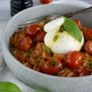 Pomidorowe orzotto z burratą i pesto