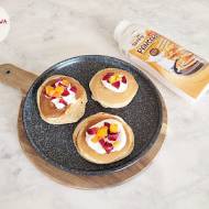 Klasyczne pancakes z skyrem, morelą i śliwką