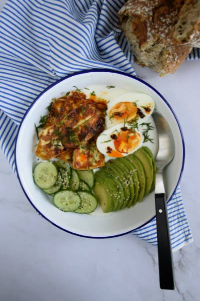 Śniadaniowy bowl z pikantnym halloumi i jajkiem