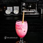 Nom Yen – tajski różowy napój z syropem Sala i mlekiem