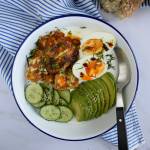 Śniadaniowy bowl z pikantnym halloumi i jajkiem