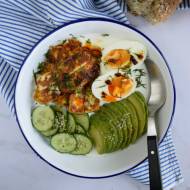 Śniadaniowy bowl z pikantnym halloumi i jajkiem