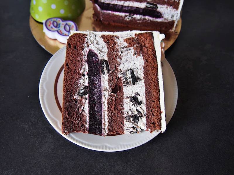 Tort czekoladowy z kremem oreo i żelką o smaku owoców leśnych