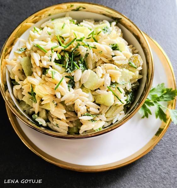 Sałatka z makaronem orzo
