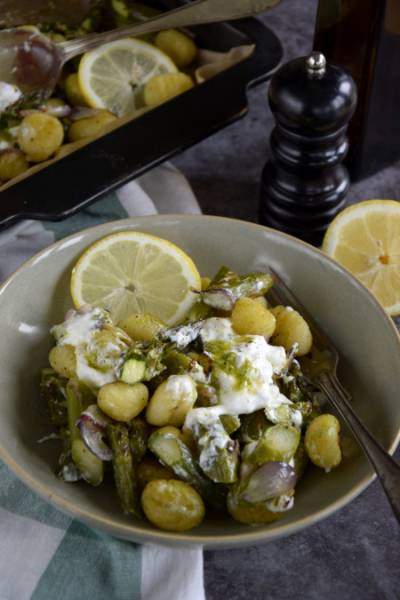 Pieczone gnocchi ze szparagami i burratą