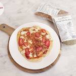 Pizza wysokobiałkowa z mozzarellą light, prażoną cebulą i pomidorkami