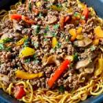 Makaron stir-fry z mieloną wołowiną, papryką i pieczarkami