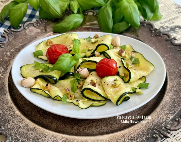 Carpaccio z cukinii z pistacjami i pomidorkami