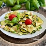 Carpaccio z cukinii z pistacjami i pomidorkami