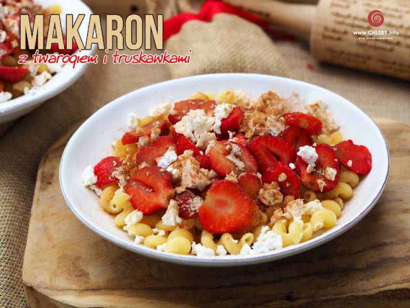 Makaron z twarogiem i truskawkami