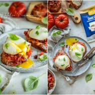 Bruschetta z jajkiem w koszulce i kozim serem