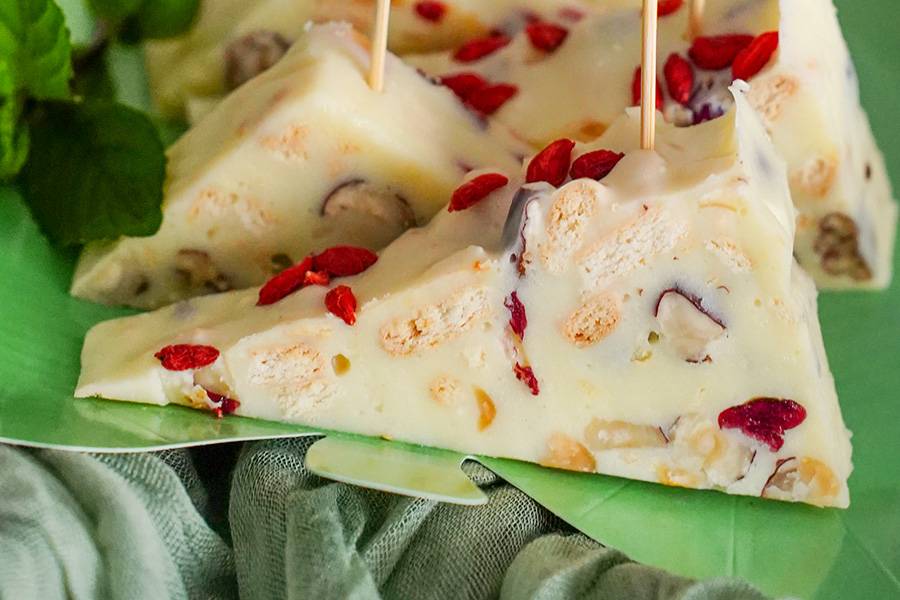 Blok czekoladowy z mlekiem w proszku, orzechami i żurawiną