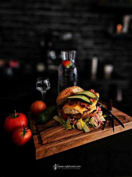 Burger Aleksa z sosem orzechowym i wódką – przepis