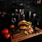 Burger Aleksa z sosem orzechowym i wódką – przepis