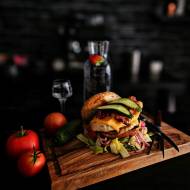 Burger Aleksa z sosem orzechowym i wódką – przepis