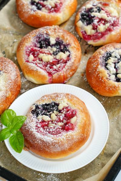 Drożdżówki z budyniem, malinami i borówkami