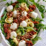 Sałatka z tortellini, mozzarellą, suszonymi pomidorami i rukolą