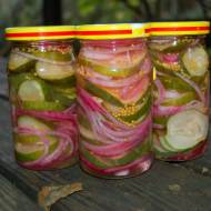 Przepis na ogórki marynowane z czerwoną cebulką