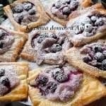 Ciastka francuskie z budyniem i borówkami
