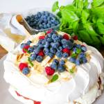 Tort bezowy z owocami