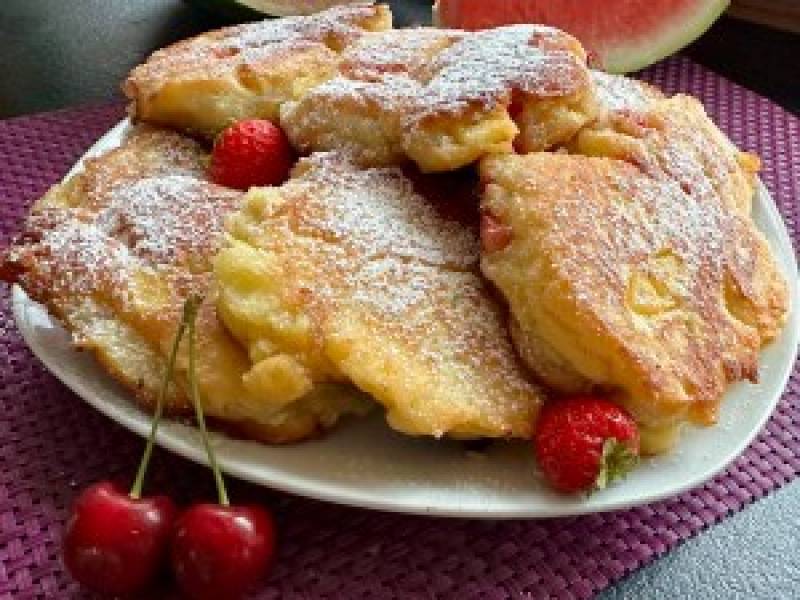 Racuszki drożdżowe z jogurtem i owocami