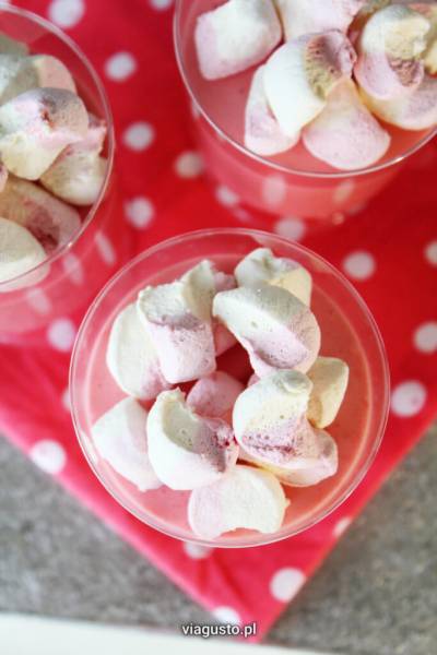 Różowy deser z piankami marshmallow