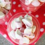 Różowy deser z piankami marshmallow