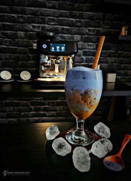 Blue Sage Brew – Cold Brew z matchą i mlekiem